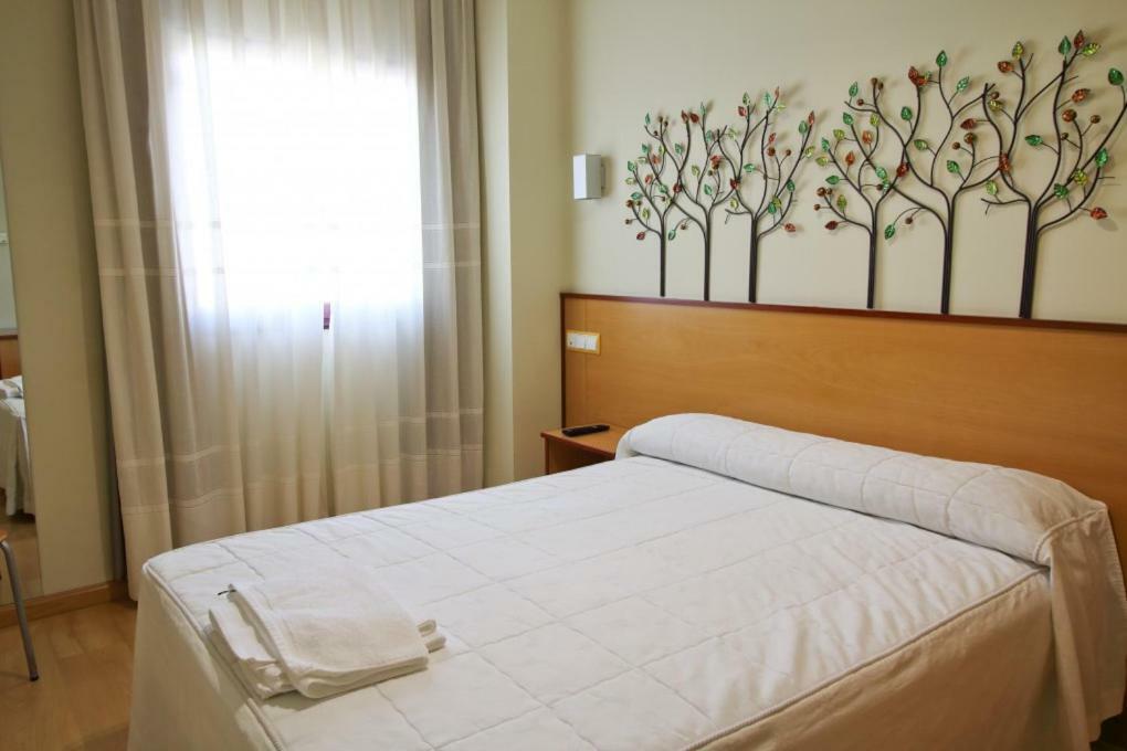 Hostal Restaurante Taracena Yunquera de Henares Ngoại thất bức ảnh